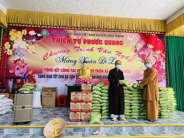 Phẩm Vật Cúng Dường: Ý Nghĩa, Lựa Chọn Và Cách Dâng Lễ Chuẩn Tâm Linh